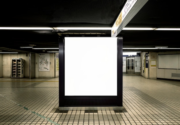 Foto bildschirm des japanischen u-bahn-systems für fahrgastinformationen