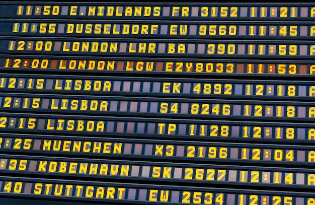 Bildschirm mit Informationen zu den Flügen im Terminal oder zu den Verbindungen