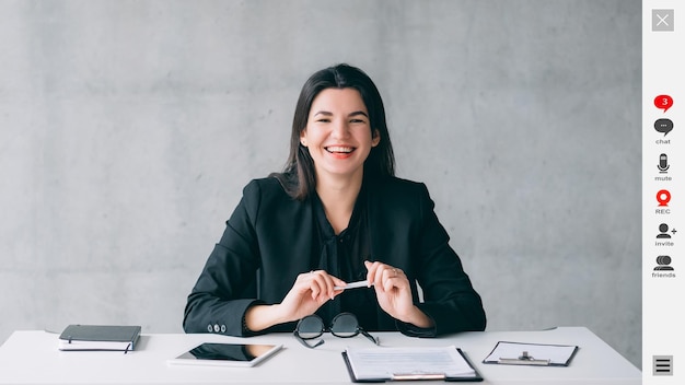 Bildschirmmodell der glücklichen Frau der Webkonferenz