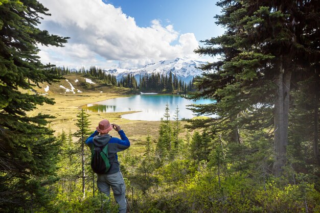 Bildsee und Glacier Peak in Washington, USA