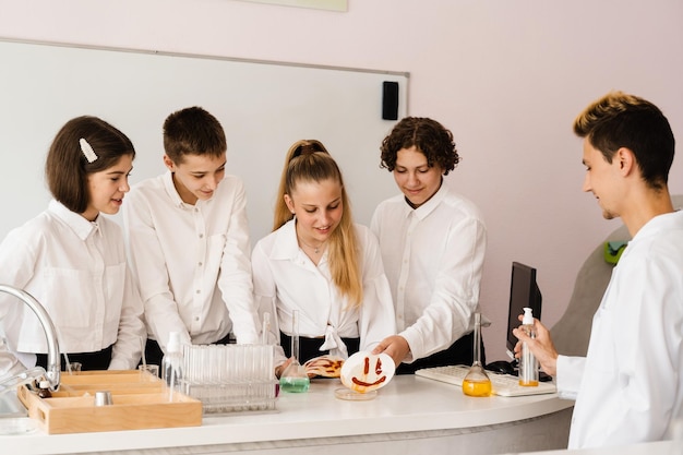 Bildung Chemische Experimente im Chemieunterricht in der Schule Klassenkameraden, die Experimente im Labor machen