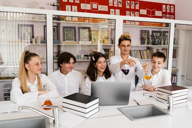 Bildung Chemische Experimente im Chemieunterricht in der Schule Klassenkameraden halten Reagenzgläser und führen Experimente im Labor durch