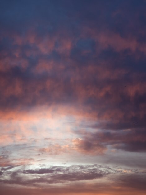 Bildung eines Zyklons am Himmel. Bunter bewölkter Himmel bei Sonnenuntergang. Himmelsbeschaffenheit, abstrakter Naturhintergrund