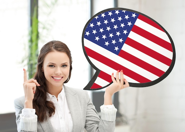 bildung, fremdsprache, englisch, menschen und kommunikationskonzept - lächelnde frau mit textblase der amerikanischen flagge