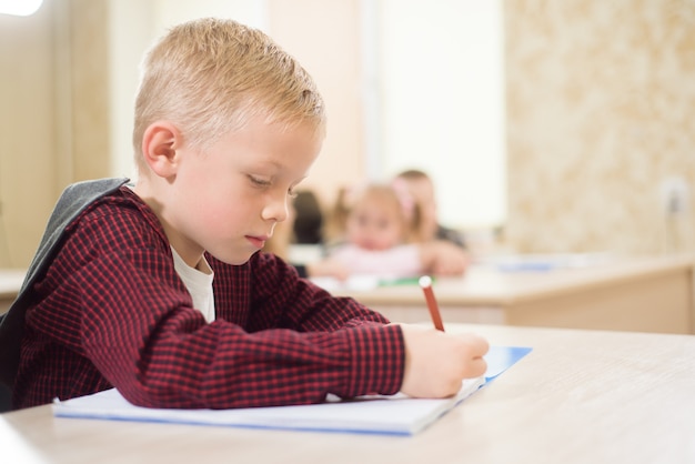 Bildung, Grundschule, Lernen und Menschenkonzept.