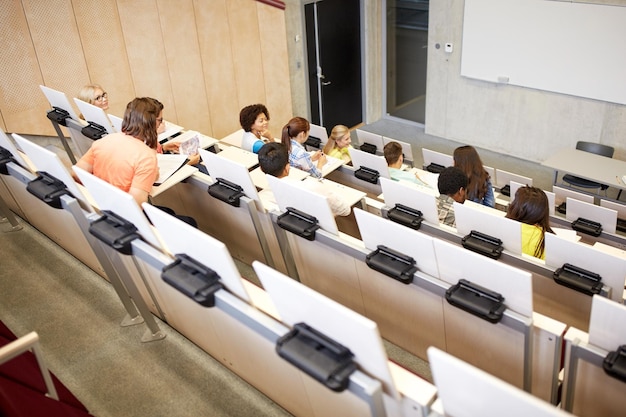 Bildung, Gymnasium, Universität, Lern- und Personenkonzept - Gruppe internationaler Studierender im Hörsaal