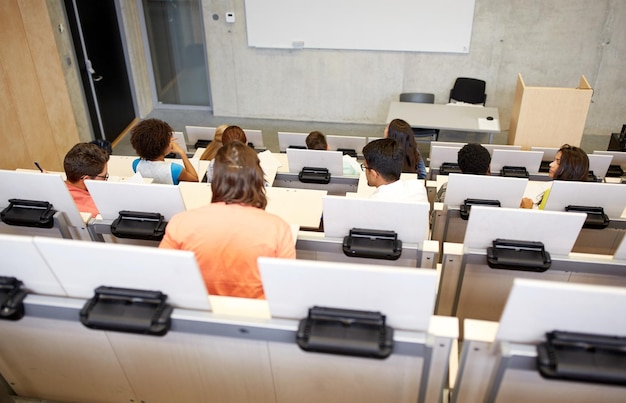 Bildung, Gymnasium, Universität, Lern- und Personenkonzept - Gruppe internationaler Studierender im Hörsaal