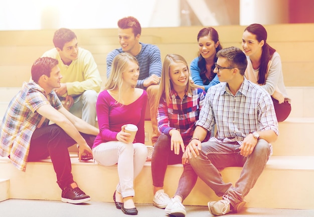 bildung, highschool, freundschaft, getränke und personenkonzept - gruppe lächelnder studenten mit papierkaffeetassen