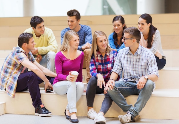 bildung, highschool, freundschaft, getränke und personenkonzept - gruppe lächelnder studenten mit papierkaffeetassen