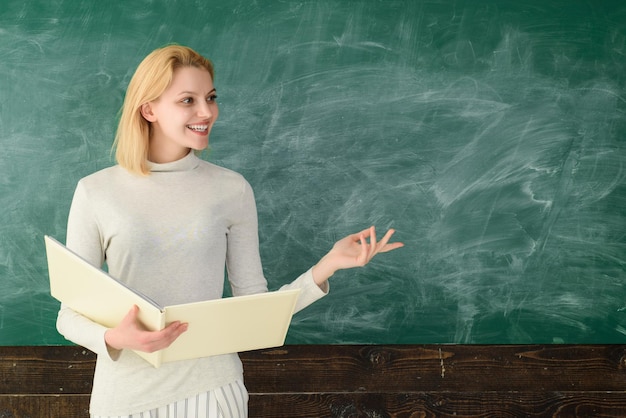 Bildung Job Menschen Konzept Bildungsthema Porträt des lächelnden Lehrers im Klassenzimmer Professor