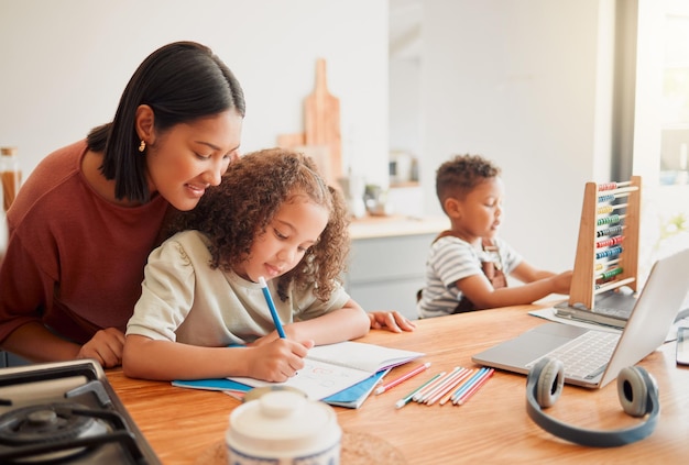 Bildung, Lernen und Hausaufgaben mit einer Mutter, die ihrer Tochter beim Schreiben, Zeichnen und Lernen hilft und sie unterrichtet