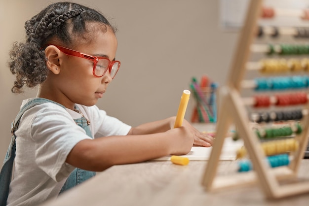 Bildung Mädchen oder Schüler zeichnen auf Papier oder schreiben Hausaufgaben in Notizbuch mit künstlerischer Kreativität Entwicklungslernen oder Kindergartenschulkind mit kreativer Talentkonzentration oder Fokus