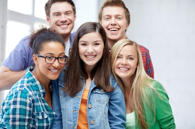 bildung, menschen, freundschaft und lernkonzept - gruppe glücklicher internationaler schüler oder klassenkameraden