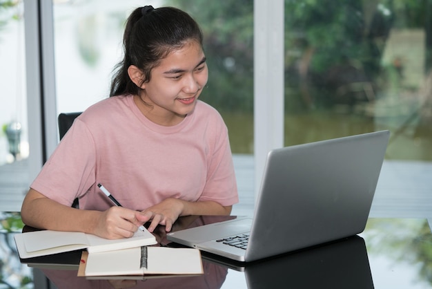 Bildung Online-Lernkonzept Teen Mädchen mit Computer-Laptop zum Selbstlernen online