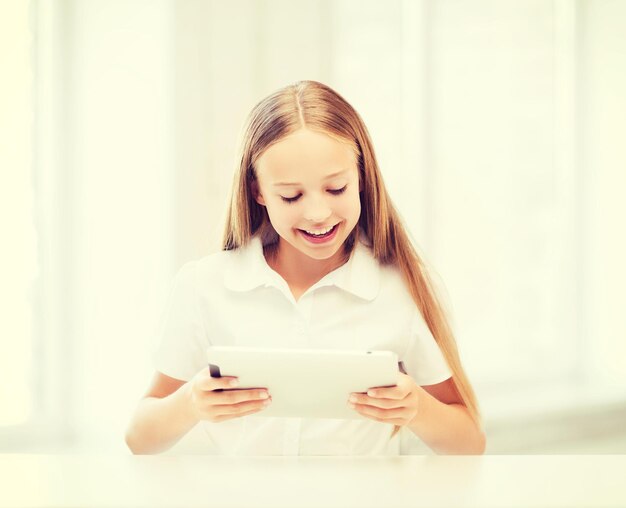 Bildung, Schule, Technologie und Internetkonzept - Studentin mit Tablet-PC in der Schule