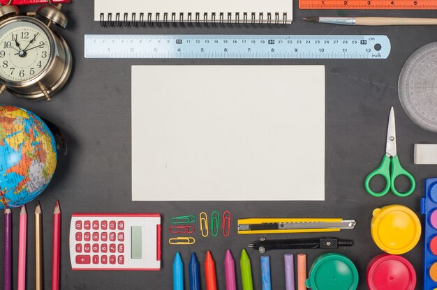 Bildung Schule Werkzeuge auf Black Chalkboard Hintergrund