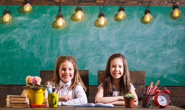 Bildung. Schulmädchen. Schulunterricht. Zurück zum Schul- und Kindheitskonzept.