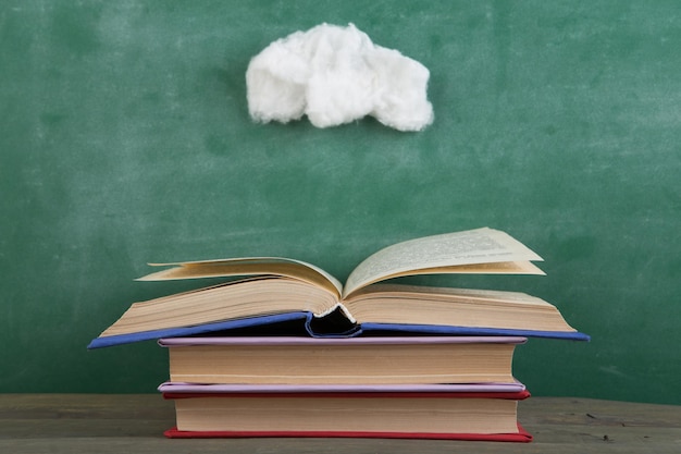 Bildung und kreatives Lesekonzept öffnen sich unter den Baumwollwolken-Buchinspirationen für das Schreiben eines Märchens