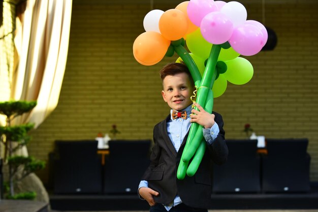 Bildung und Lernen von Schulkindern. Neues akademisches Jahr. Schüler am Lehrertag mit Blumen.