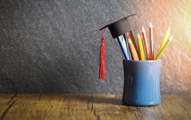 Foto bildung und zurück zu schulkonzept mit staffelungskappe