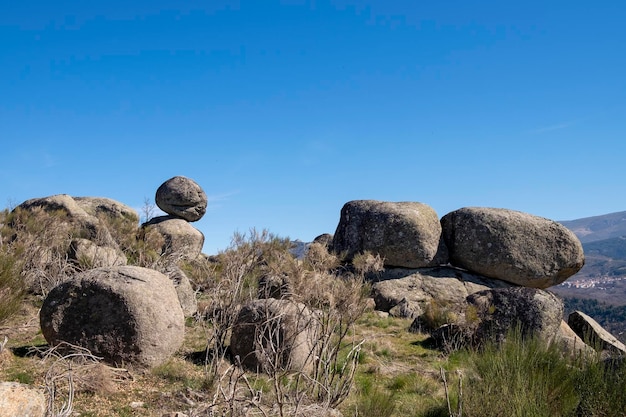 Bildung von großen Granitfelsen in einer Bergkette