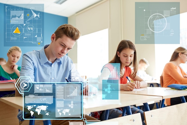 Bildungs-, Statistik- und Personenkonzept - Gruppe von Schülern mit Büchern, die Schultests über virtuelle Bildschirme mit Diagrammen schreiben