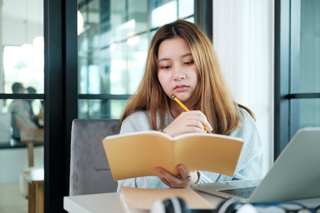 Bildungskonzept für Online-Lernen oder Selbststudium. Collagenmädchen recherchieren und finden online aus Büchern und dem Internet.