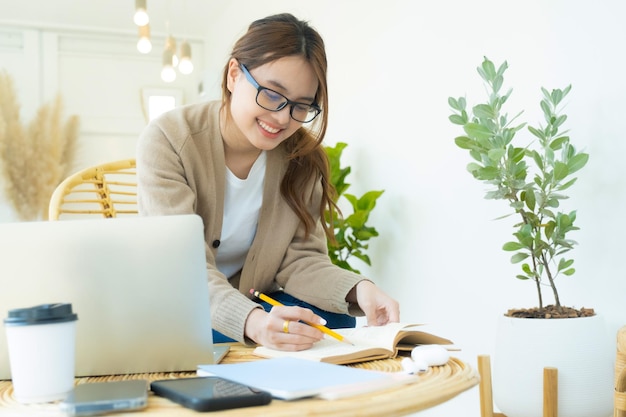 Bildungskonzept für Online-Lernen oder Selbststudium. Collagenmädchen recherchieren und finden online in Büchern und im Internet.