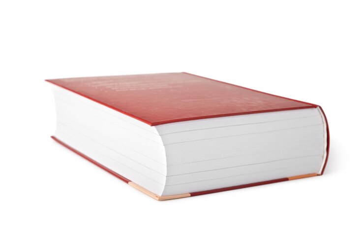 Foto bildungskonzept. rotes nahes buch lokalisiert auf weiß
