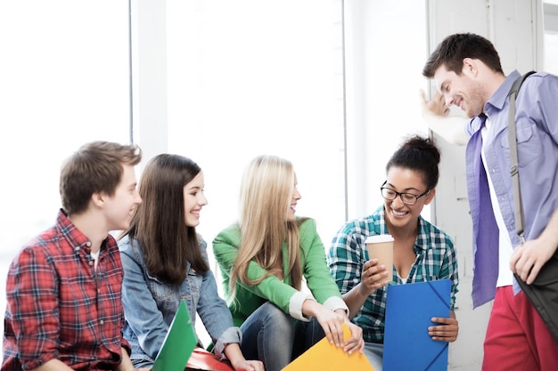 bildungskonzept - schüler kommunizieren und lachen in der schule