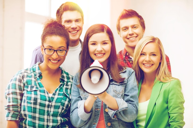 Foto bildungskonzept - schülergruppe mit megaphon in der schule