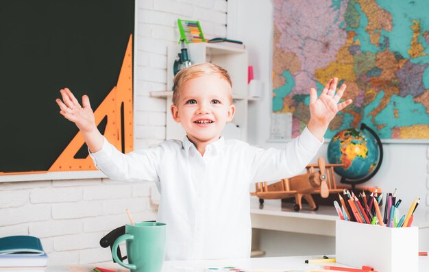 Bildungsporträt des Schülers im Klassenzimmer Kinder von der Grundschule wenig bereit, Schule inter zu studieren