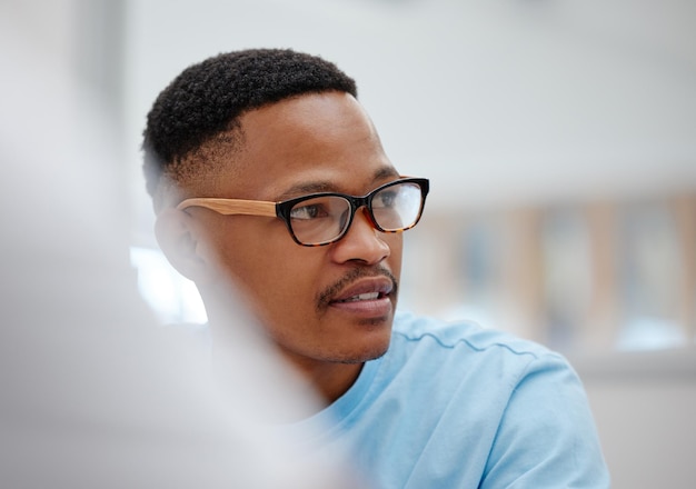 Bildungsuniversität oder denkender schwarzer Mann im Klassenzimmer, Lernbibliothek oder Schulcampus in Südafrika Student im College-Studium mit Ideeninnovation oder Stipendienzielen für Abschluss oder Diplom