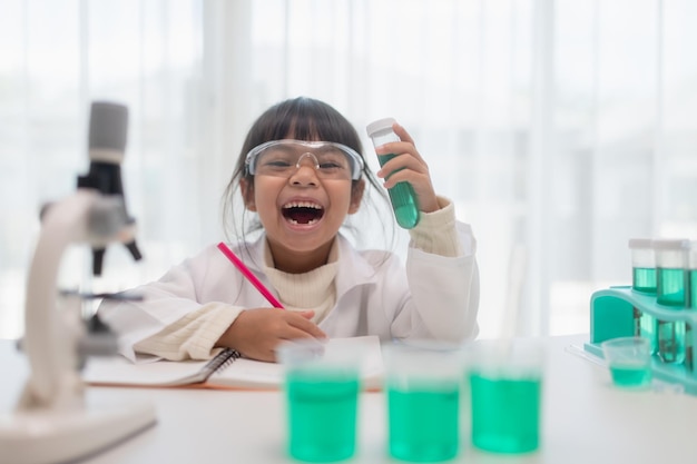 Bildungswissenschaft Chemie und Kinderkonzept Kinder oder Studenten mit Reagenzglasexperimenten im Schullabor