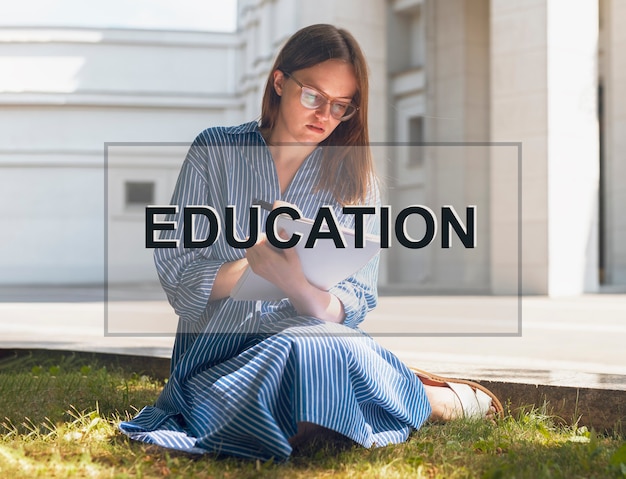 Bildungswort über Foto mit Frau, die im Freien studiert