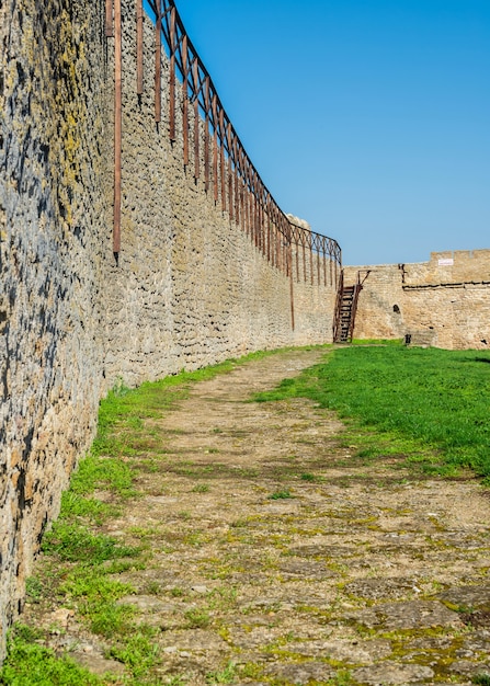 Foto bilhorod-dnistrovskyi o akkerman fortaleza, región de odessa, ucrania, en una soleada mañana de primavera