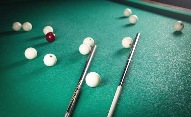 Billard auf Tisch Queue und Bälle