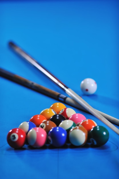 billard-sportspielbälle auf blauem tisch im billardclub spielbereit