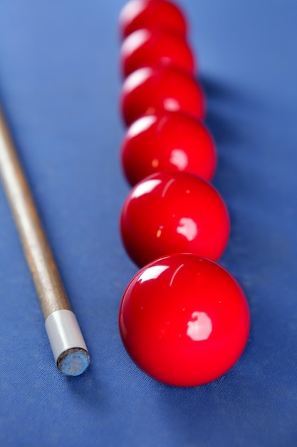 Billardpoolstock mit roter Ballreihe