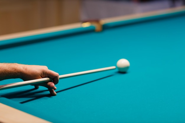 Billardspieler am Billardtisch oder Snooker, amerikanisches Billard-Pool-Sportspiel