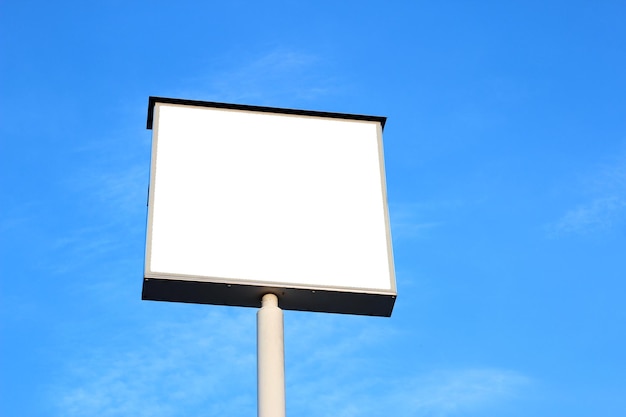 Billboard en blanco sobre fondo de cielo azul