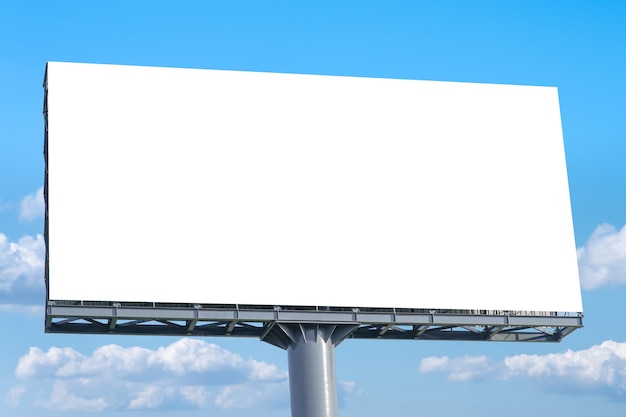 Foto billboard - grande outdoor em branco com tela vazia e lindo céu nublado.