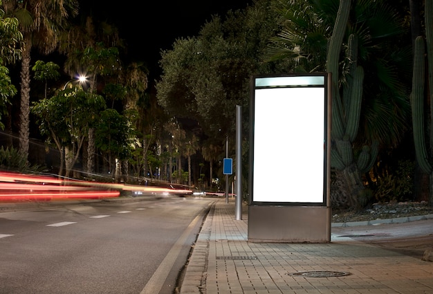 Billboard mit Licht im Zentrum der Stadt bei Nacht