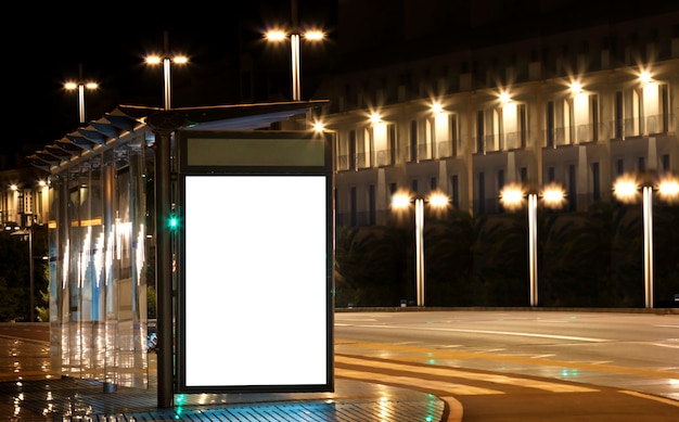 Billboard mit Licht im Zentrum der Stadt bei Nacht