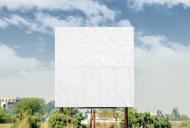 Billboard Mockup Ein großes Schild am Straßenrand für Außenwerbung