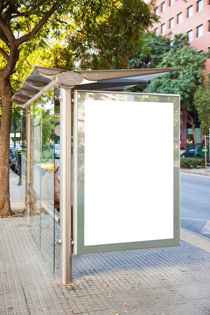 Foto billboard na parada de ônibus com árvores