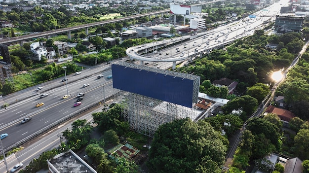 Billboard-Verkehrsschild auf der Autobahn