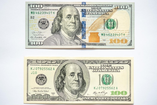 Foto un billete de 100 dólares se muestra junto a un billete de 100 dólares.