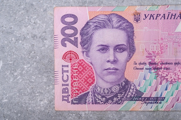 Billete de 200 UAH es un retrato de la poetisa Lesya Ukrainka