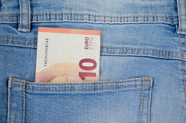 Billete de diez euros de dinero en un bolsillo